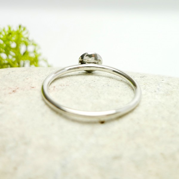 Minimalistischer kleiner Sterling Silber Ring mit violettes Harz NIJI 25,00 €