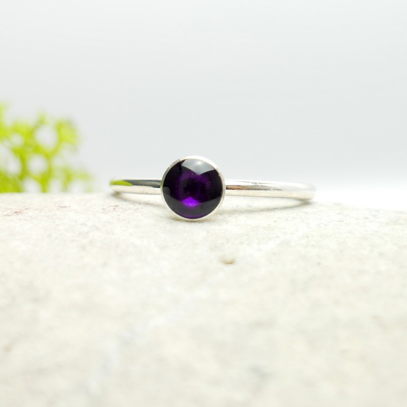 Little sterling silver ring with dark violet resin NIJI 25,00 € Little sterling silver ring with dark violet resin NIJI 25,00 €