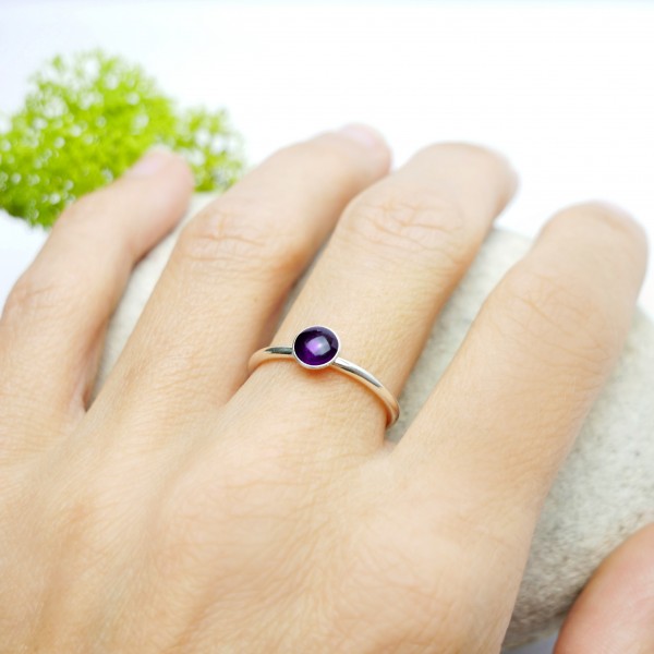 Minimalistischer kleiner Sterling Silber Ring mit dunkle violettes Harz NIJI 25,00 €