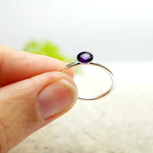 Minimalistischer kleiner Sterling Silber Ring mit dunkle violettes Harz NIJI 25,00 €