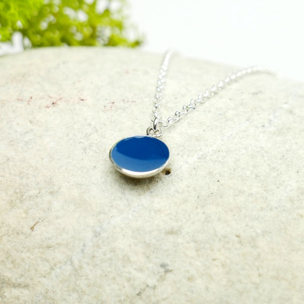 collier fin et minimaliste en argent 925 et résine bleue pervenche Desiree Schmidt Paris fabrication artisanale