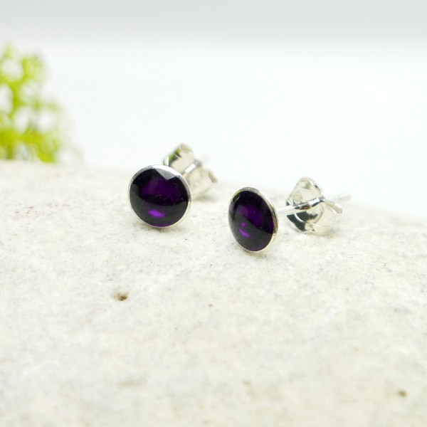 Minimalistische kleine Sterling Silber Ohrringe mit dunkle Violettes Harz NIJI 25,00 €
