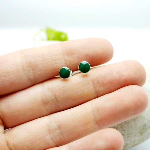 Petites boucles d'oreilles puces en argent 925 et résine vert forêt créateur français