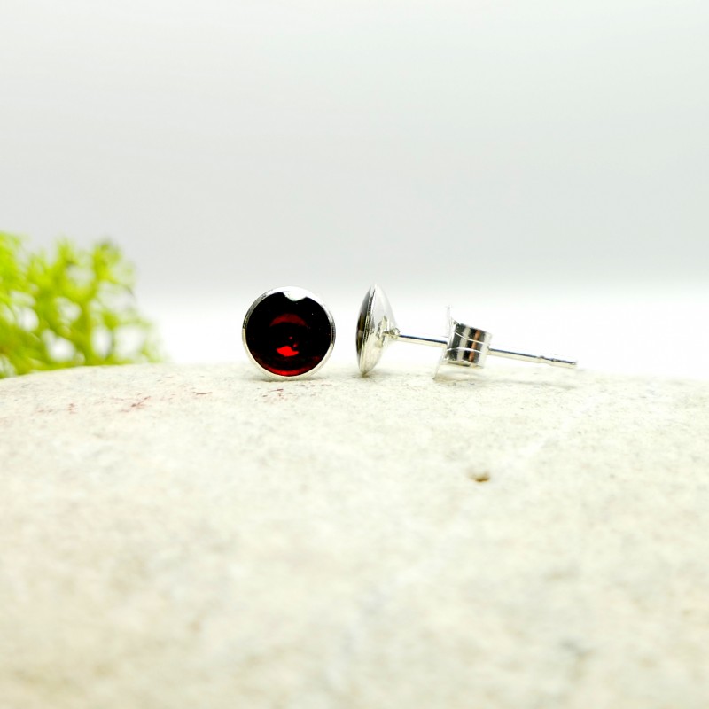 Minimalistische kleine Sterling Silber Ohrringe mit Granat rotes Harz NIJI 25,00 € Minimalistische kleine Sterling Silber Ohrringe mit Granat rotes Harz NIJI 25,00 €