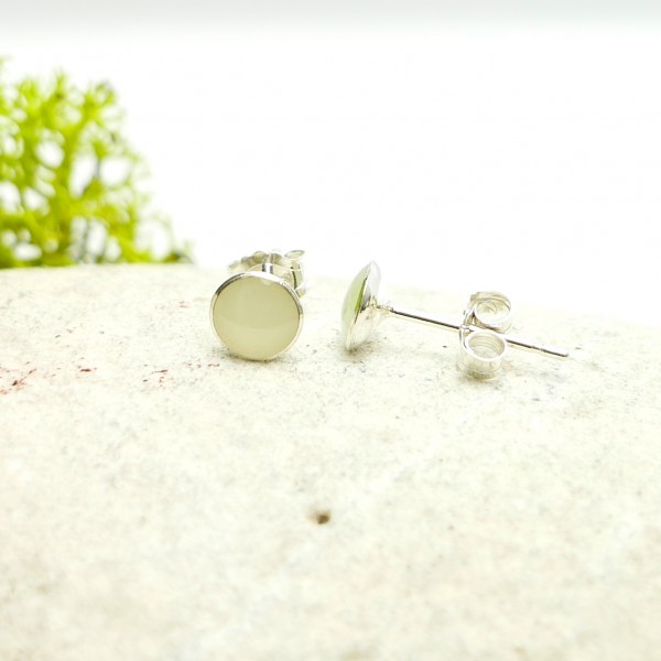 Minimalistische kleine Sterling Silber Ohrringe mit Phosphoreszentes Harz NIJI 25,00 €
