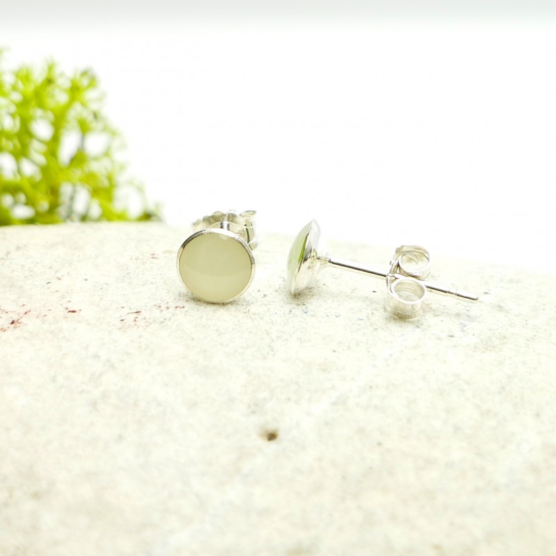Minimalistische kleine Sterling Silber Ohrringe mit Phosphoreszentes Harz NIJI 25,00 € Minimalistische kleine Sterling Silber Ohrringe mit Phosphoreszentes Harz NIJI 25,00 €
