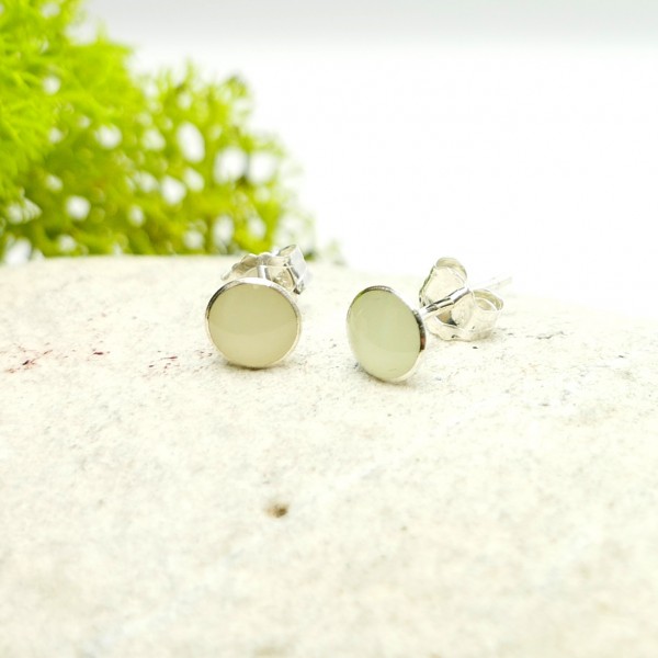 Sterling silver minimalist earrings with phosphorescent resin NIJI 25,00 €