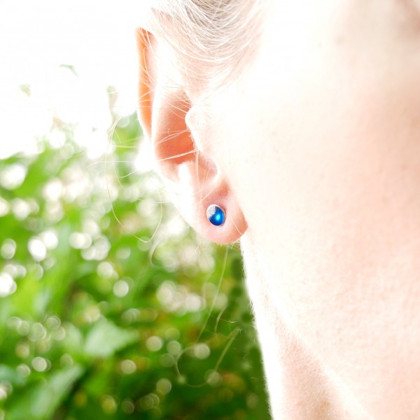 Sterling silver minimalist earrings with transluscentblue resin NIJI 25,00 €