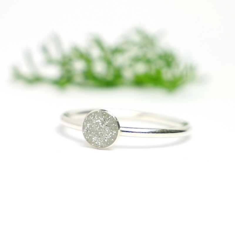 Little sterling silver ring with silver sequined resin NIJI 25,00 € Little sterling silver ring with silver sequined resin NIJI 25,00 €