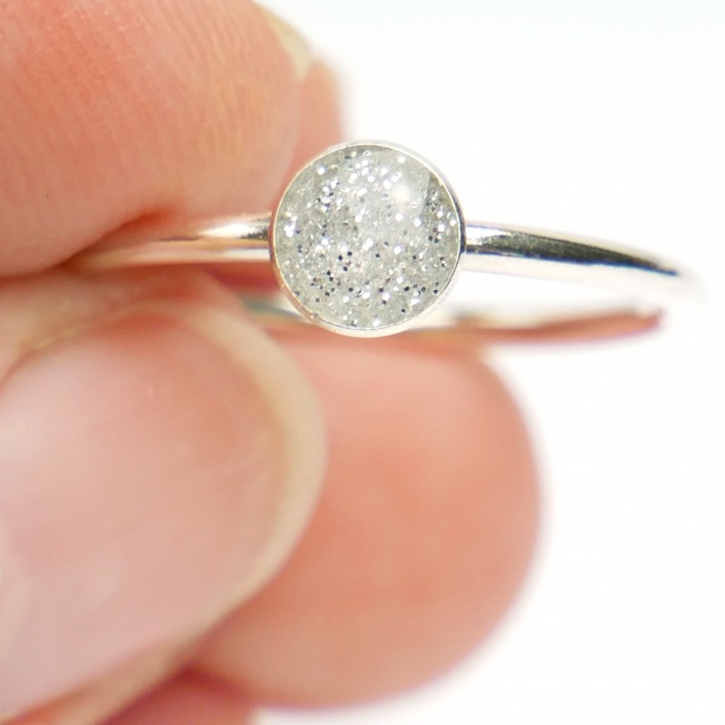 Little sterling silver ring with silver sequined resin NIJI 25,00 € Little sterling silver ring with silver sequined resin NIJI 25,00 €