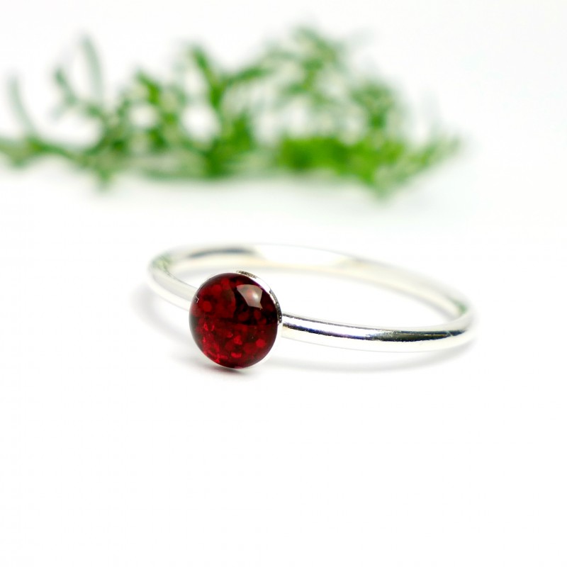 Little sterling silver ring with garnet red sequined resin NIJI 25,00 € Little sterling silver ring with garnet red sequined resin NIJI 25,00 €