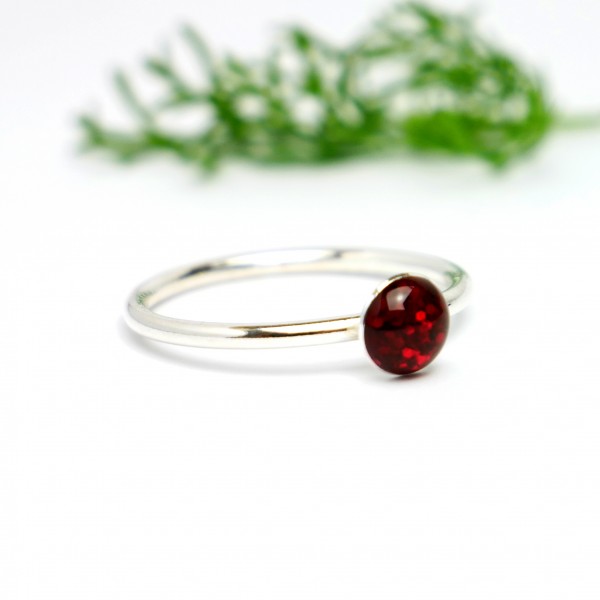 Minimalistischer kleiner Sterling Silber Ring Mit Pailletten besetztes Granat rotes Harz NIJI 25,00 €