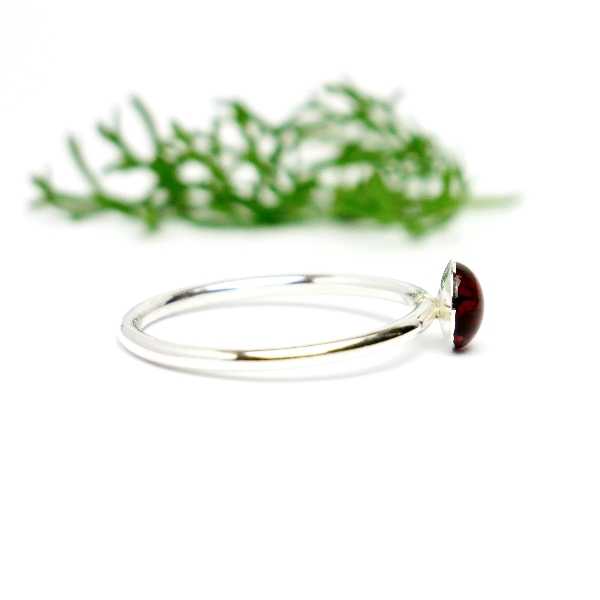 Little sterling silver ring with garnet red sequined resin NIJI 25,00 €