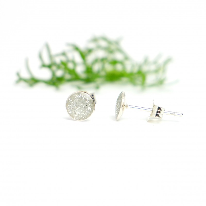Sterling silver minimalist earrings with sequined silver resin NIJI 25,00 € Sterling silver minimalist earrings with sequined silver resin NIJI 25,00 €
