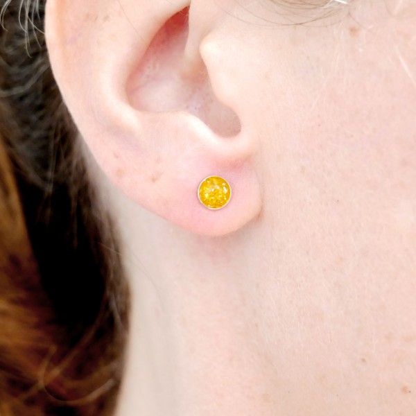 Petites boucles d'oreilles puces en argent 925 et résine jaune ambre pailleté made in France
