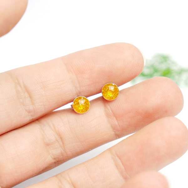 Sterling silver minimalist earrings with sequined amber yellow resin NIJI 25,00 €