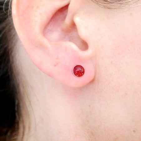 Sterling silver minimalist earrings with sequined garnet red resin NIJI 25,00 €