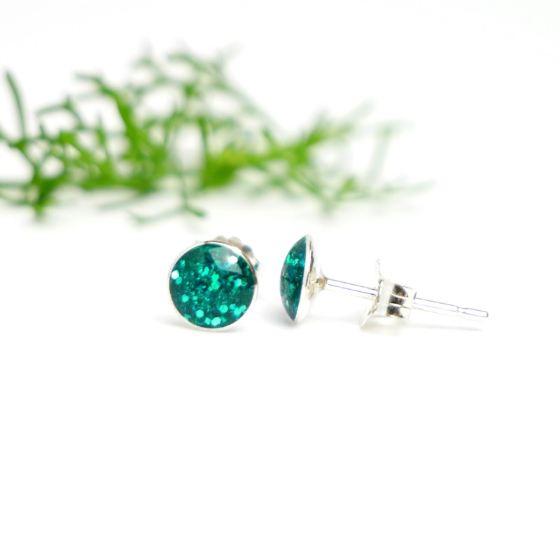Sterling silver minimalist earrings with sequined duck green resin NIJI 25,00 € Sterling silver minimalist earrings with sequined duck green resin NIJI 25,00 €