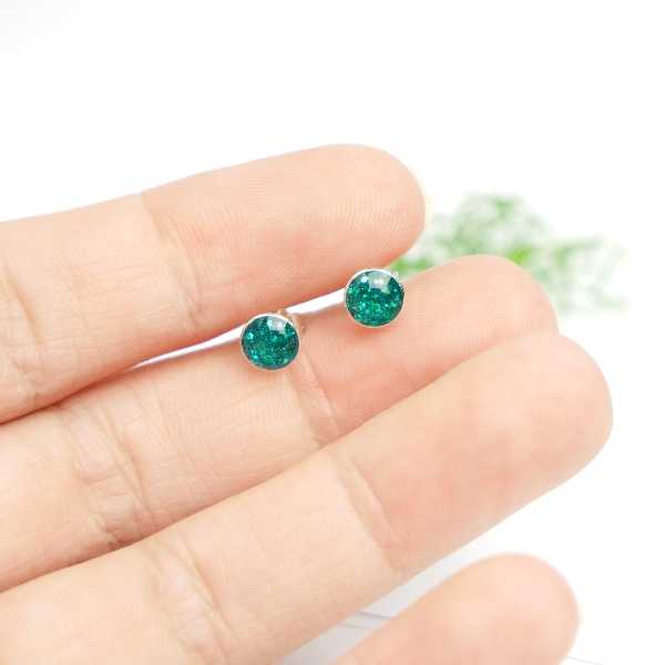 Sterling silver minimalist earrings with sequined duck green resin NIJI 25,00 €