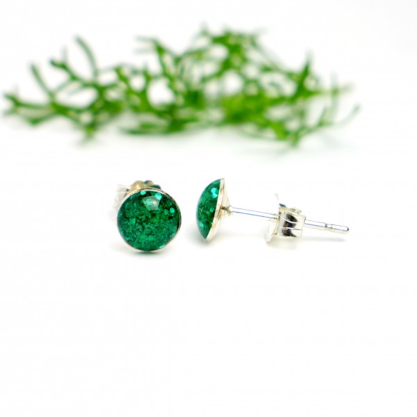 Sterling silver minimalist earrings with sequined emerald green resin NIJI 25,00 €