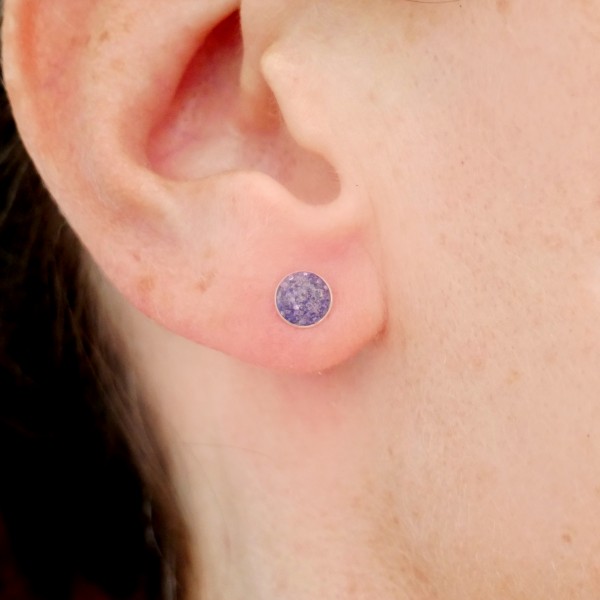 Petites boucles d'oreilles puces en argent 925 et résine violet pailleté made in France