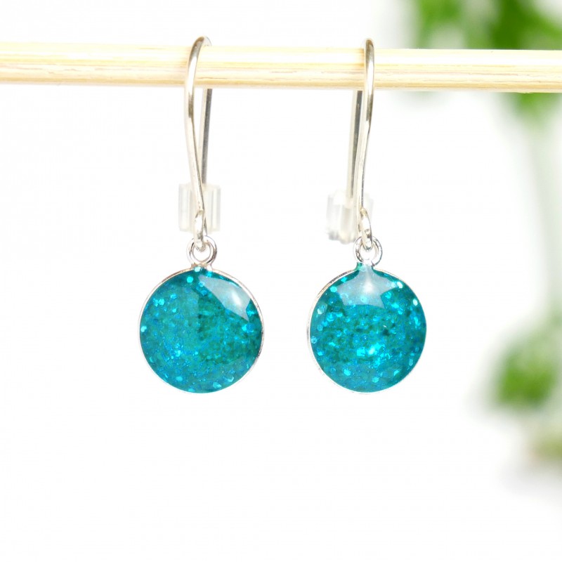 Minimalistische lange Sterling Silber Ohrringe mit Pailletten besetztes Blaues Harz NIJI 30,00 € Minimalistische lange Sterling Silber Ohrringe mit Pailletten besetztes Blaues Harz NIJI 30,00 €