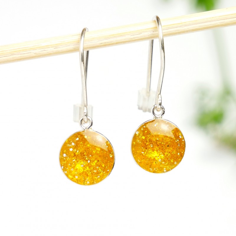 Sterling silver amber yellow sequins minimalist pendent earrings NIJI 30,00 € Sterling silver amber yellow sequins minimalist pendent earrings NIJI 30,00 €