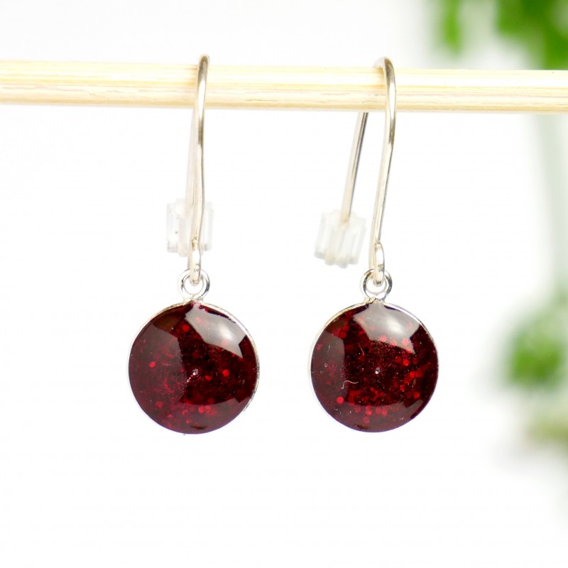 Sterling silver garnet red sequins minimalist pendent earrings NIJI 30,00 € Sterling silver garnet red sequins minimalist pendent earrings NIJI 30,00 €