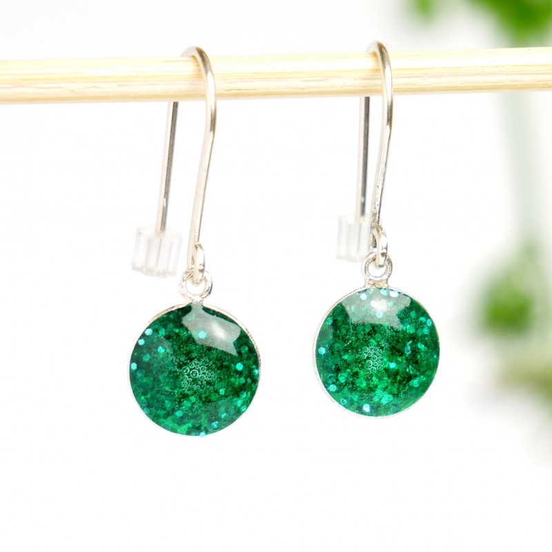 Sterling silver emerald green sequins minimalist pendent earrings NIJI 30,00 € Sterling silver emerald green sequins minimalist pendent earrings NIJI 30,00 €