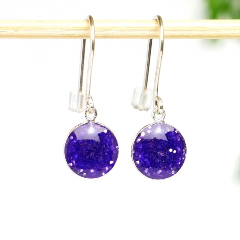 Minimalistische lange Sterling Silber Ohrringe mit Pailletten besetztes Violettes Harz NIJI 30,00 € Minimalistische lange Sterling Silber Ohrringe mit Pailletten besetztes Violettes Harz NIJI 30,00 €