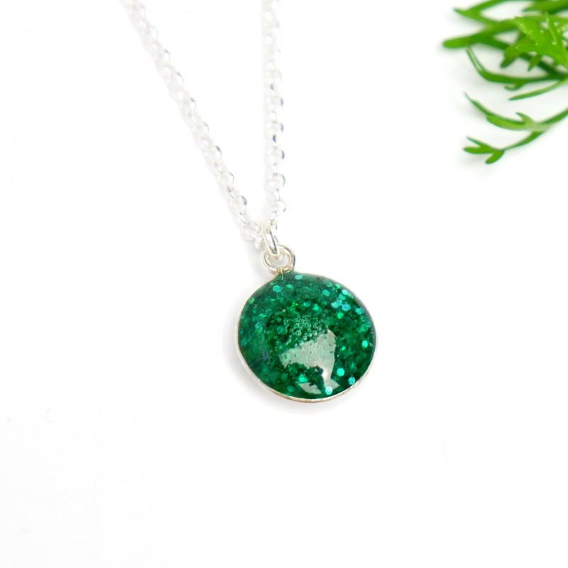 Sterling silver sequined emerald green pendent with chain NIJI 27,00 € Sterling silver sequined emerald green pendent with chain NIJI 27,00 €