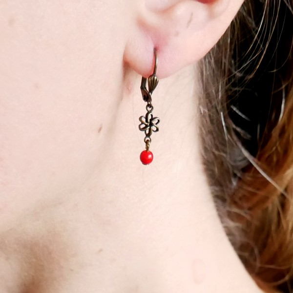Lange Ohrringe mit rote Glassperle aus gealteter Bronze Basic 15,00 €