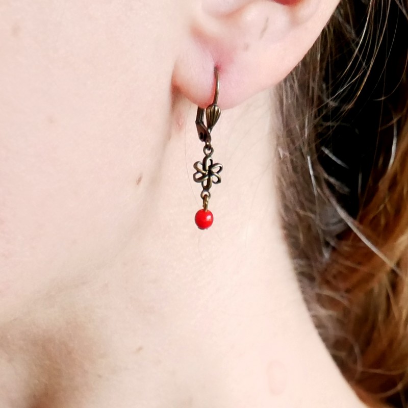 Aged bronze pendant earrings with a red glass bead Basic 15,00 €