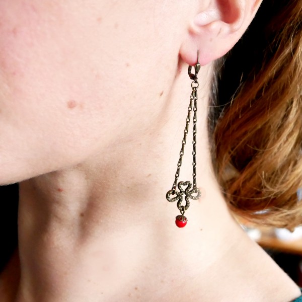 Lange Ohrringe mit rote Glassperle aus gealteter Bronze Basic 27,00 €