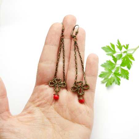 Lange Ohrringe mit rote Glassperle aus gealteter Bronze Basic 27,00 €