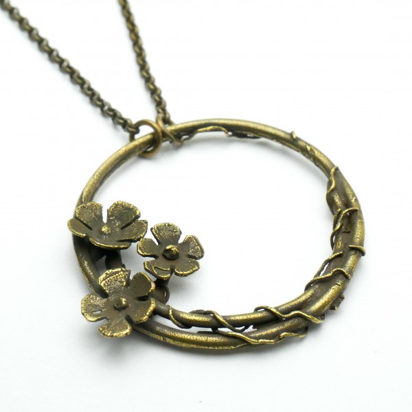 Sakura flower ajustable necklace. Aged bronze. Desiree Schmidt Paris Sakura 57,00 €