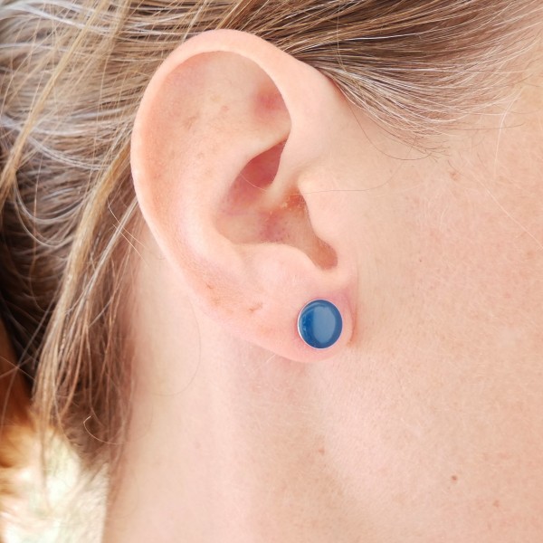 Boucles d'oreilles rondes en argent 925 et résine bleu pervenche made in France