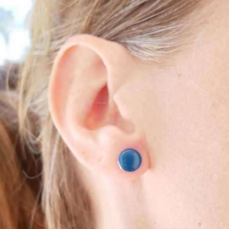 Boucles d'oreilles rondes en argent 925 et résine bleu pervenche fabrication artisanale