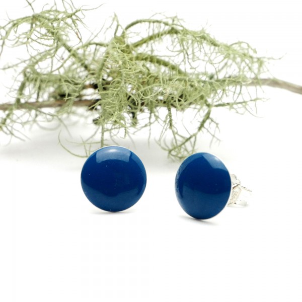 Boucles d'oreilles tendance rondes en argent 925 et résine bleu pervenche faites main en France