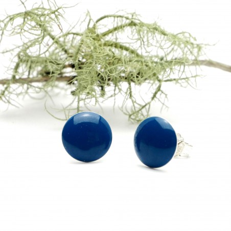 Boucles d'oreilles tendance rondes en argent 925 et résine bleu pervenche faites main en France