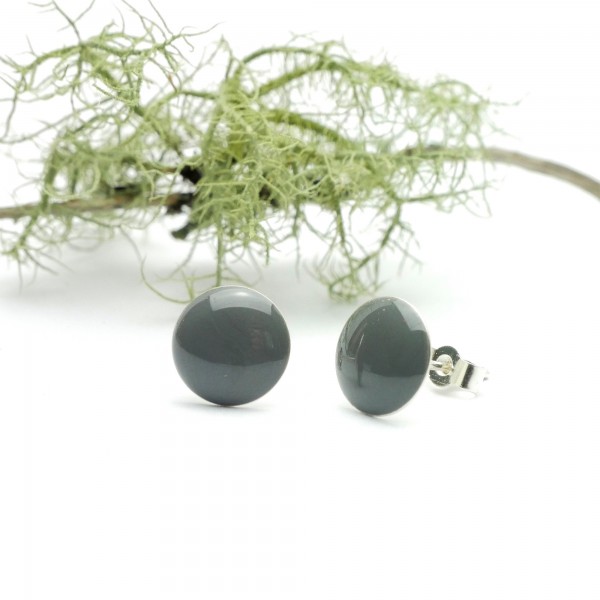 Boucles d'oreilles rondes minimalistes en argent 925 et résine gris souris fabriquées en France