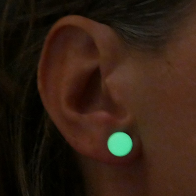 Sterling silver minimalist earrings with phosphorescent resin NIJI 30,00 € Sterling silver minimalist earrings with phosphorescent resin NIJI 30,00 €
