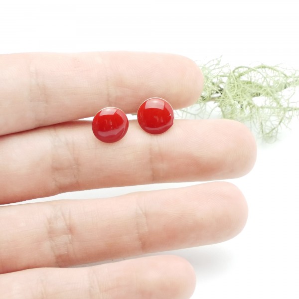 Boucles d'oreilles puces rondes en argent 925 et résine rouge coquelicot collection faites main en France
