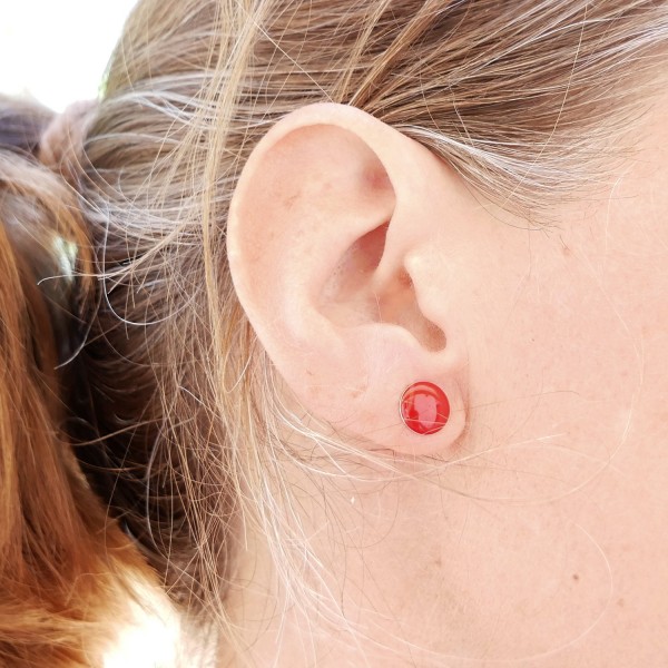 Boucles d'oreilles rondes tendance en argent 925 et résine rouge coquelicot fabriquées en France
