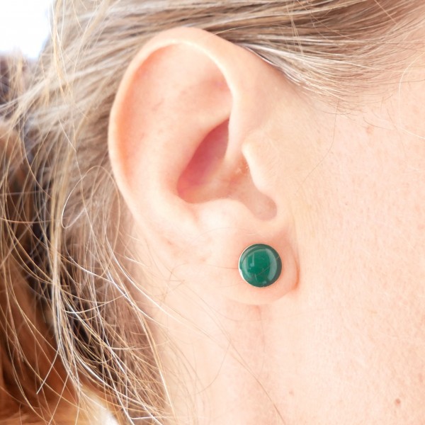 Boucles d'oreilles rondes tendance en argent 925 et résine vert sapin fabriquées en France