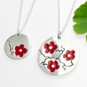Pendentif sakura rouge sur chaine argent 925 fait main en France Desiree Schmidt Paris Fleurs de Cerisier
