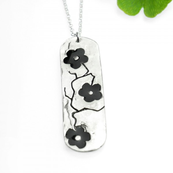 Lange schwarze Sakura-Blumenhalskette aus 925/1000 Silber made in France Desiree Schmidt Paris Kirschblumen 77,00 €