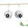 Boucles d'oreilles pendantes Fleurs de Cerisier noires en argent 925 faites main en France