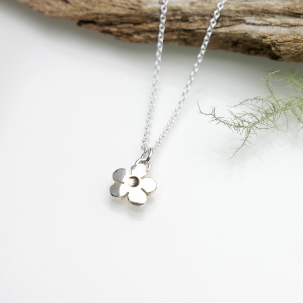 Minimalist Prunus flower necklace in sterling silver 925/1000 Desiree Schmidt Paris Prunus 35,00 €