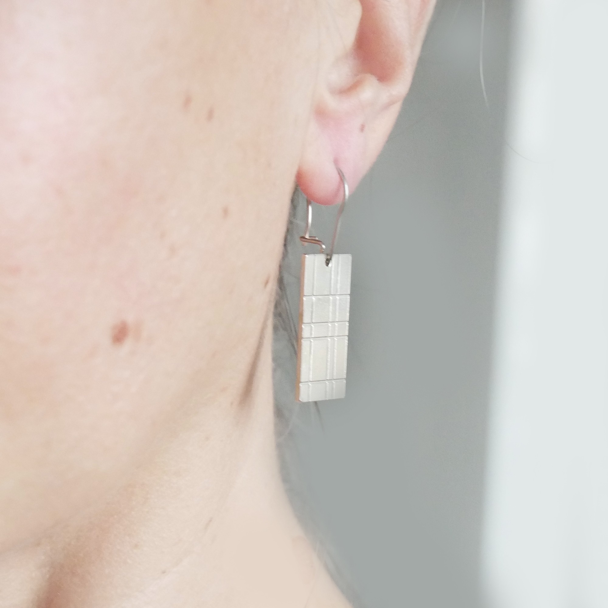 Petites boucles d'oreilles pendantes rectangulaires Kilt en argent 925